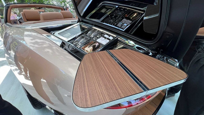 Cận cảnh Rolls-Royce Boat Tail thứ 2 với màu sơn độc đáo ảnh 9 Cận cảnh Rolls-Royce Boat Tail thứ 2 với màu sơn độc đáo ảnh 9