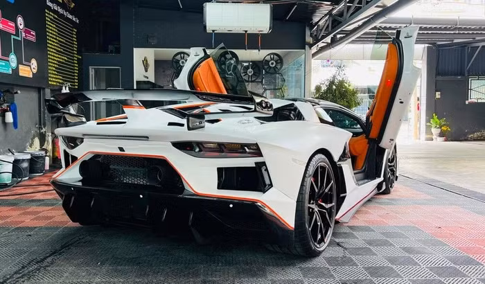 Lamborghini Aventador Roadster độ thành phiên bản giới hạn SVJ đầu tiên tại Việt Nam ảnh 2