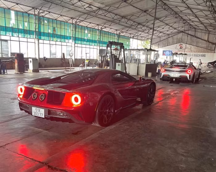 Bộ đôi Ferrari 488 Pista Spider và Ford GT được ra biển trắng