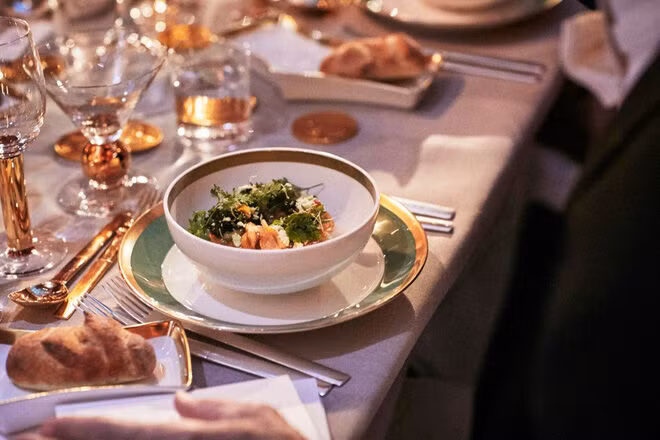 Làm thế nào để bếp trưởng chuẩn bị phần ăn cho những bữa tiệc sang trọng đón hàng nghìn khách một lúc? - Ảnh 3.