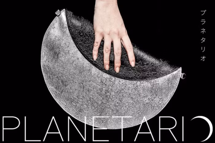 Planetario Clutch Bag - chiếc túi xách tay tinh tế mô phỏng bề mặt phức tạp của Mặt Trăng