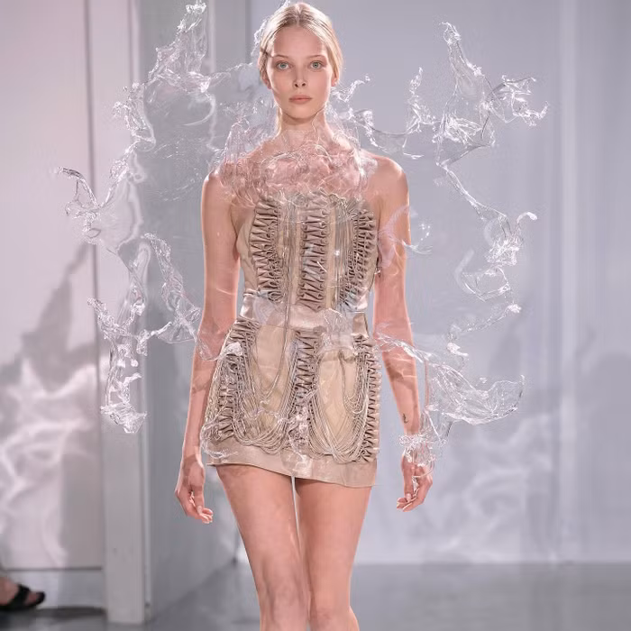 Iris Van Herpen - Những tác phẩm thời trang siêu thực từ công nghệ 3D ảnh 3
