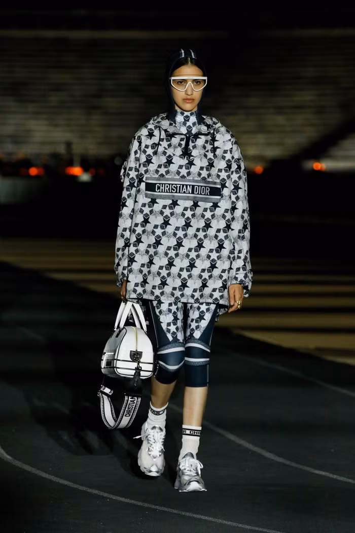 Những xu hướng ấn tượng từ các bộ sưu tập Cruise 2022 - P1-7