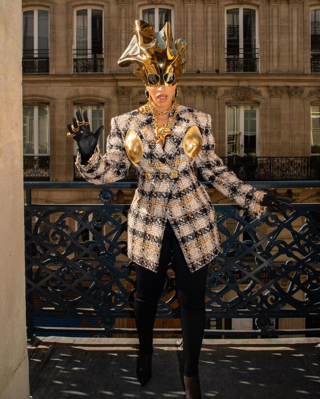 Nhìn lại thời trang của Cardi B ở Paris Fashion Week năm nay ảnh 11