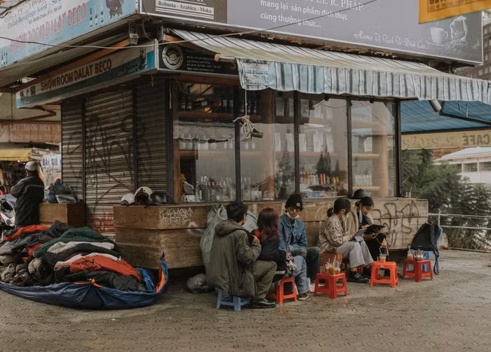 Người Đà Lạt ra đường uống cà phê, ăn sáng từ 5h30 - 6