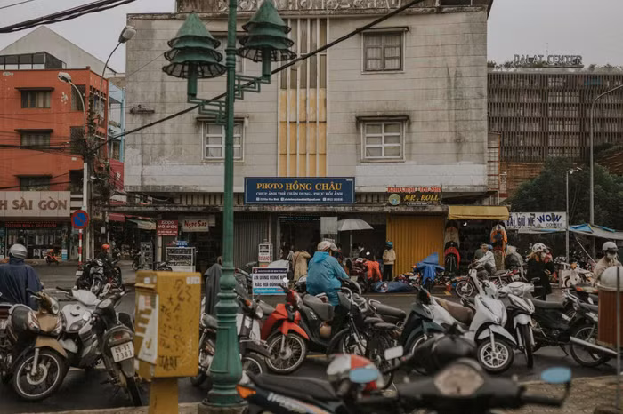 Người Đà Lạt ra đường uống cà phê, ăn sáng từ 5h30 - 5