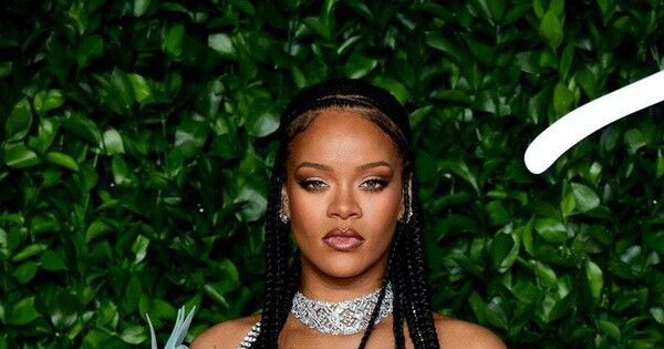 Ca sĩ Rihanna trở thành tỷ phú USD