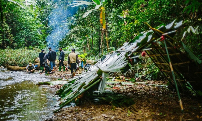 Cắm trại hoang dã giữa rừng sâu