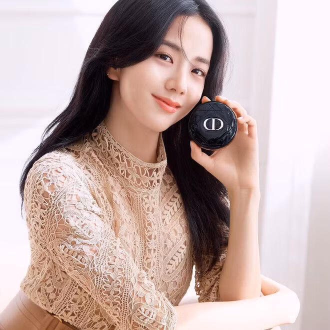 "Mợ út" phim Mine và Jisoo đụng hàng mẫu đầm của Dior: Mix đồ cao tay, khí chất sang chảnh nhưng ai nổi bật hơn cả? ảnh 3