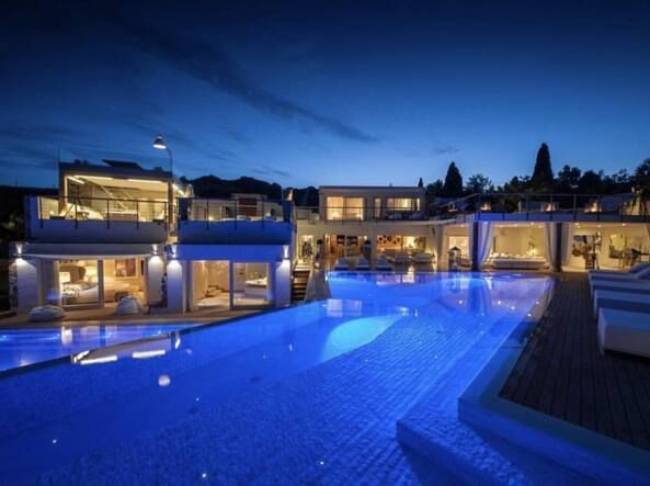 Triệu phú Gianluca Vacchi với khối tài sản 400 triệu đô cặp kè với ai? ảnh 2 Triệu phú Gianluca Vacchi