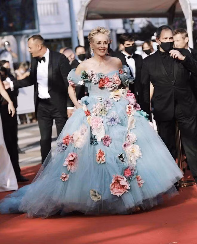Sharon Stone mang cả “vườn hoa” lên thảm đỏ Cannes-3