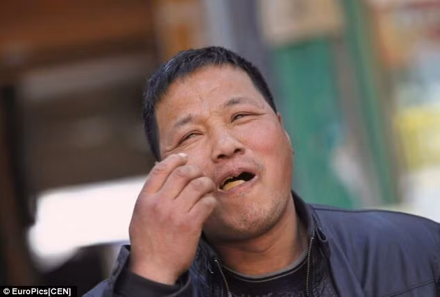 Người dân đang ăn món trứng đồng nam.