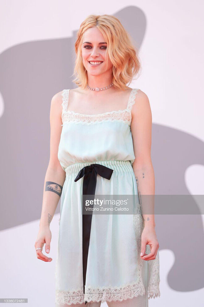 Kristen Stewart khiến công chúng vỡ òa vì makeup mặc dù mặc "đồ ngủ" lên thảm đỏ ảnh 8