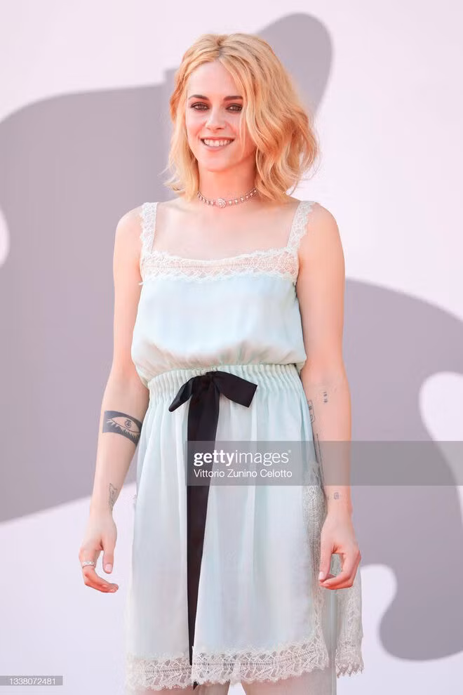 Kristen Stewart khiến công chúng vỡ òa vì makeup mặc dù mặc "đồ ngủ" lên thảm đỏ ảnh 8