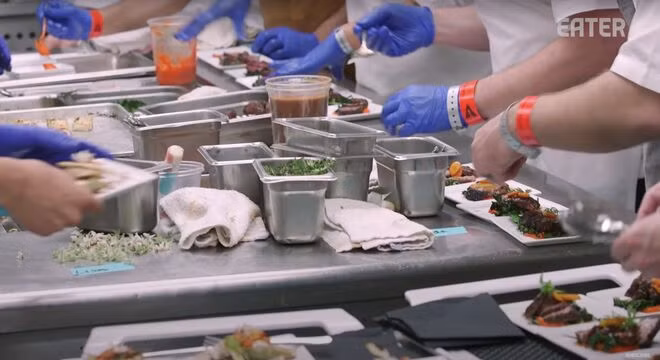 Làm thế nào để bếp trưởng chuẩn bị phần ăn cho những bữa tiệc sang trọng đón hàng nghìn khách một lúc? - Ảnh 2.