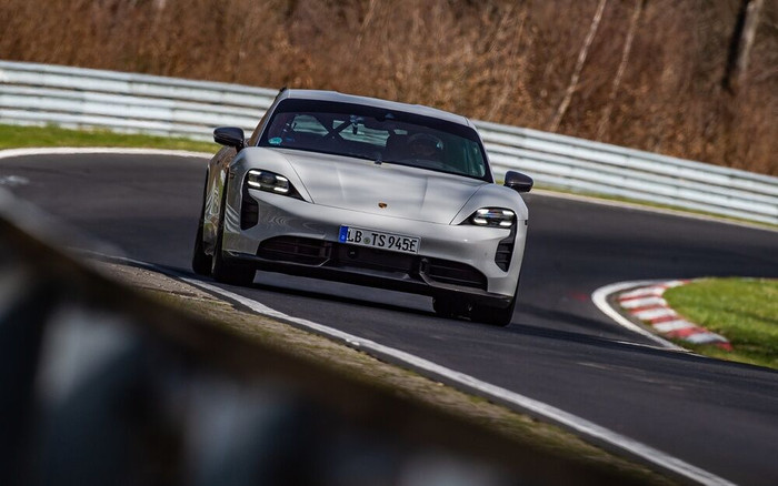 Porsche Taycan lập kỉ lục mới trên đường đua Nürburgring với phiên bản Turbo S