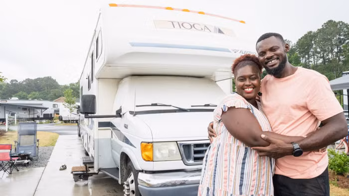 Sống trong RV, cặp vợ chồng có cuộc sống như mơ, thu nhập 1,8 tỷ/năm