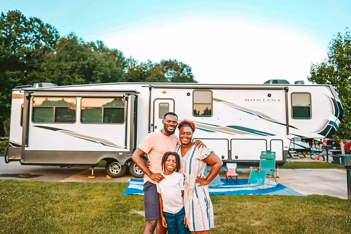 Sống trong RV, cặp vợ chồng có cuộc sống như mơ, thu nhập 1,8 tỷ/năm-8