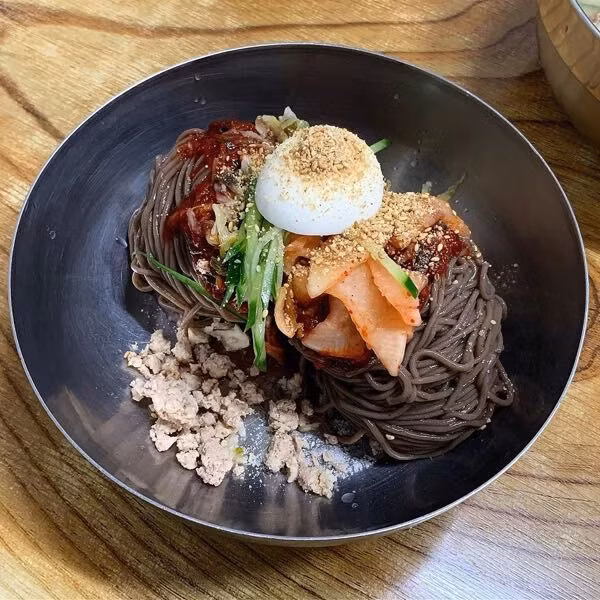 Giải nhiệt ngày hè cùng 9 loại mì lạnh đặc trưng của Hàn Quốc ảnh 3