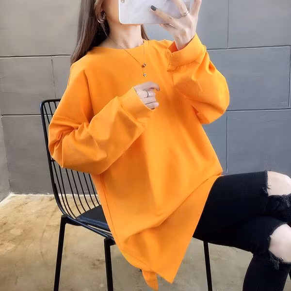 Cực cool ngầu với áo sweater xẻ tà và quần jeans rách gối