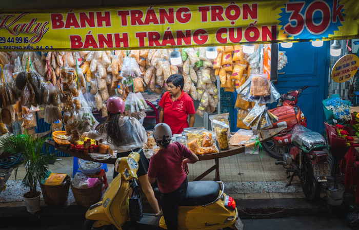 Giới trẻ và du khách trải nghiệm phố ẩm thực Nguyễn Thượng Hiền ảnh 5 NTH10-1672737334.jpg?w=1200&h=0&q=100&dpr=1&fit=crop&s=Cm4-z6XlUQvVkFUt2fKp3A