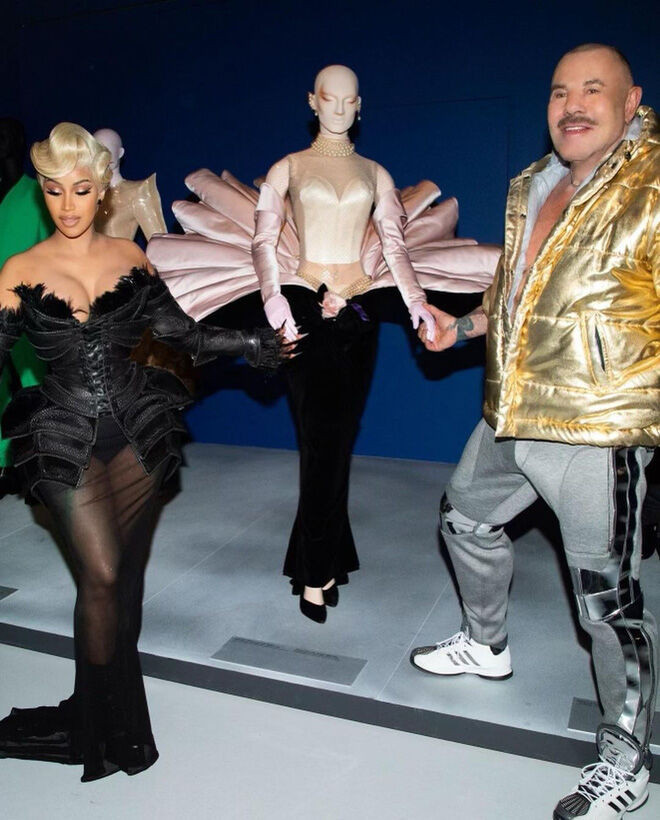 Nhìn lại thời trang của Cardi B ở Paris Fashion Week năm nay ảnh 5