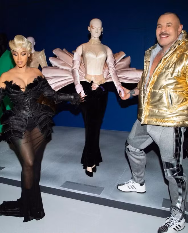 Nhìn lại thời trang của Cardi B ở Paris Fashion Week năm nay ảnh 5