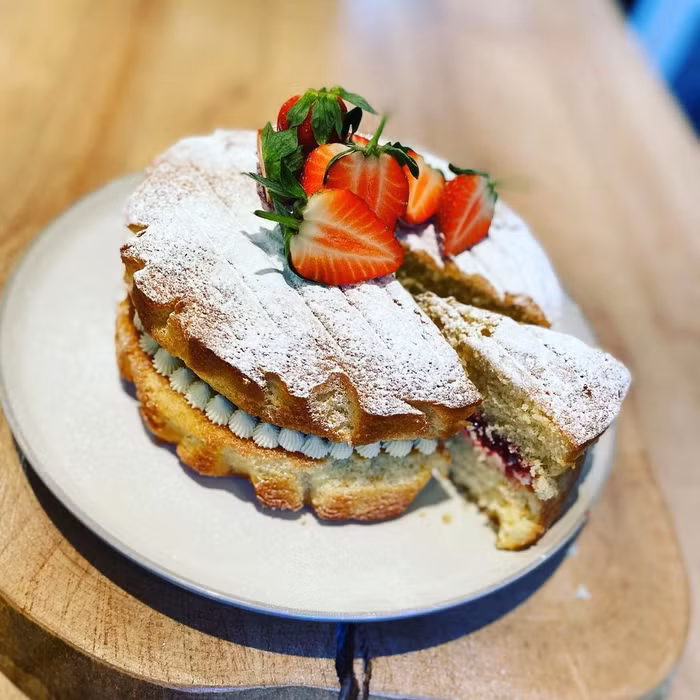 Ngày nay, phiên bản Victoria Sponge Cake có thể cho thêm hoa quả tươi, chocolate bên trên để tăng phần hấp dẫn.