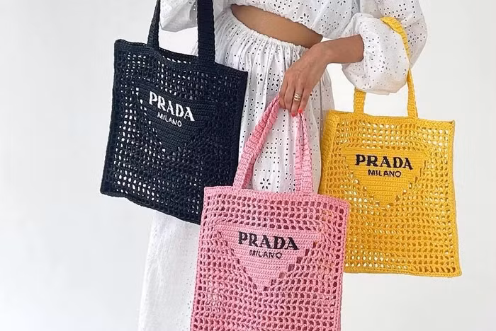 Túi Prada Raffia Tote Bag - Phụ kiện bền vững "gây bão" làng mốt