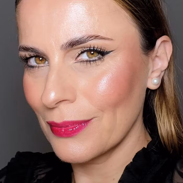 sắc màu năm 2023 Viva Magenta