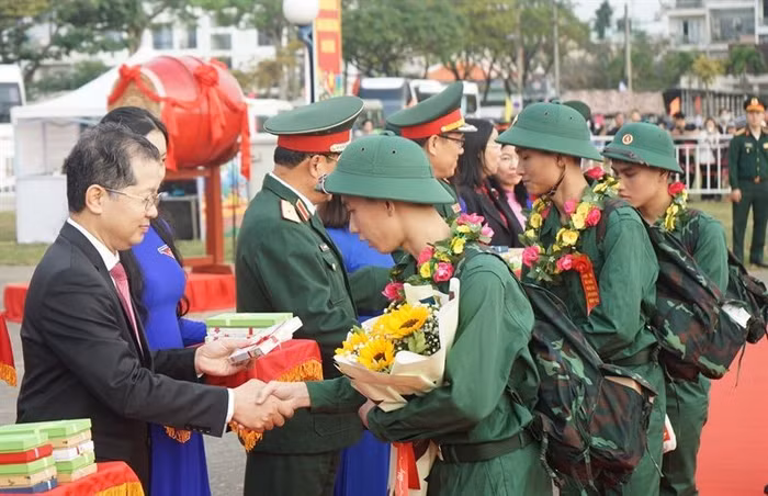 Lãnh đạo tặng hoa và quà cho các tân binh lên đường nhập ngũ