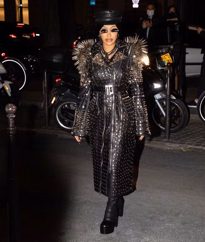 Nhìn lại thời trang của Cardi B ở Paris Fashion Week năm nay ảnh 16