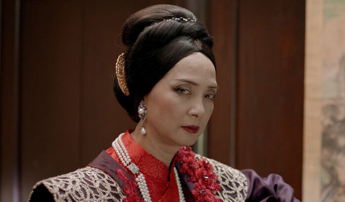 NSND Lê Khanh gây ấn tượng với nét diễn đầy quyền lực, thâm sâu trong vai Hoạn Bà.