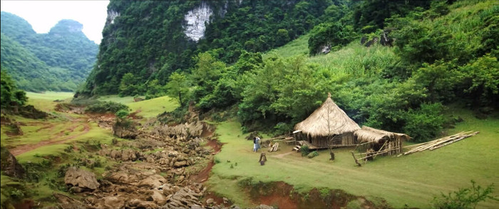 Khu vực bối cảnh mái nhà tranh của Thúc Sinh và Thúy Kiều, màu sắc trên phim cũng khá giống ngoài đời thật chứ không có gì khác biệt.