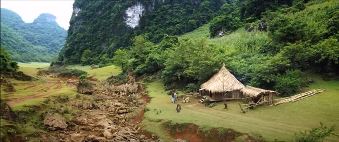 Khu vực bối cảnh mái nhà tranh của Thúc Sinh và Thúy Kiều, màu sắc trên phim cũng khá giống ngoài đời thật chứ không có gì khác biệt.