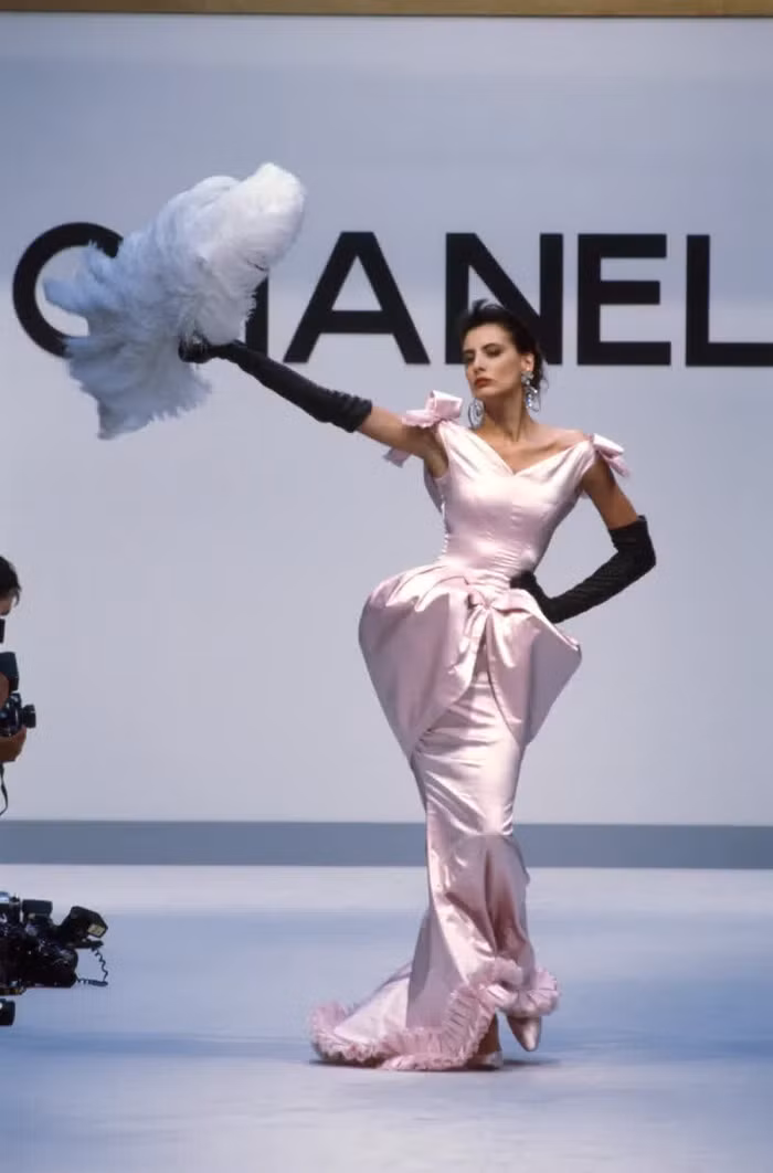 Nhìn lại những show diễn Chanel đáng nhớ nhất đối với Inès de la Fressange - nàng thơ đầu tiên của “bố già” Karl Lagerfeld - Ảnh 9.