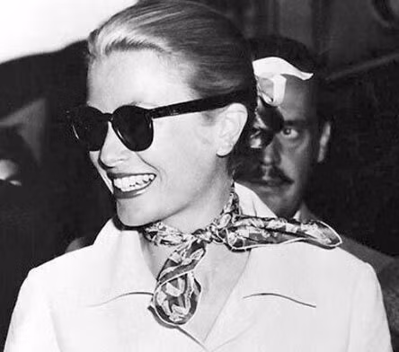 Công nương Grace Kelly quàng chiếc khăn in hoạ tiết Flora huyền thoại của Gucci