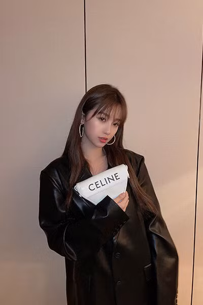 Giới trẻ và cơn sốt túi tam giác Triangle Bag từ nhà mốt Céline-5