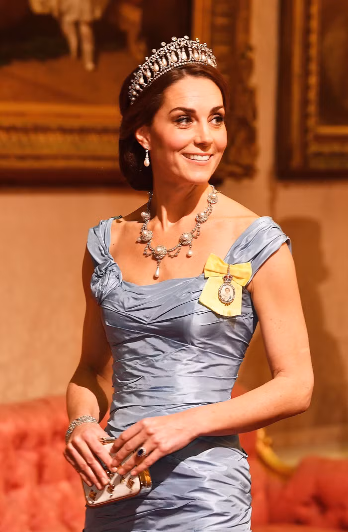 Những món trang sức hoàng gia đắt giá của công nương Kate Middleton-4