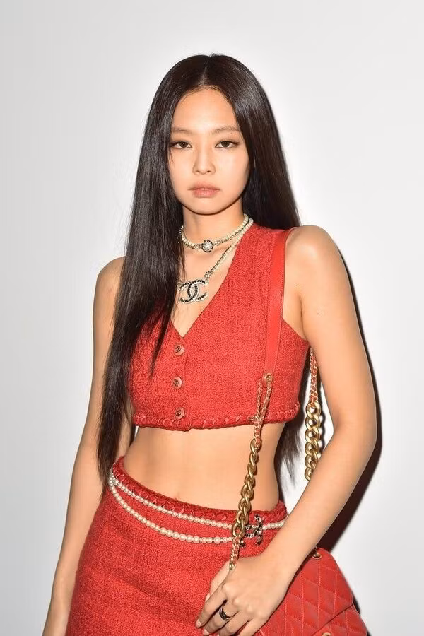 idol nữ đụng trang phục Jennie