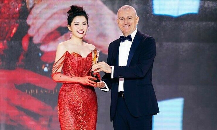 CEO Halavu Clinic nhận giải mặc đẹp tại Harper’s Bazaar Star Awards