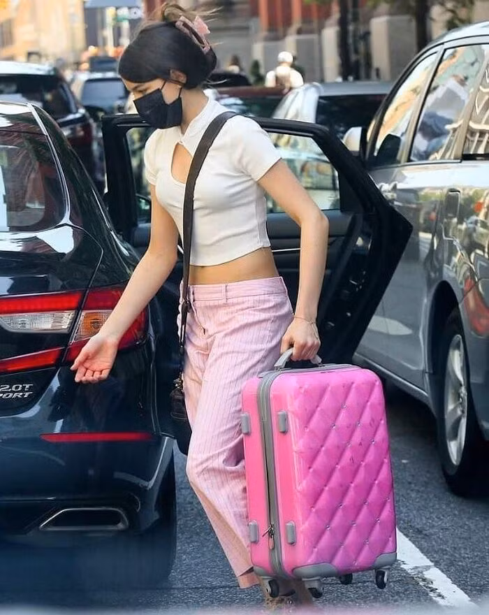 Con gái Tom Cruise ưa chuộng thời trang crop top-4