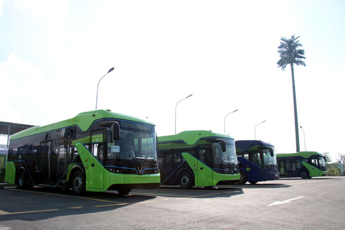 Xe buýt điện VinBus xuất hiện trên đường phố Sài Gòn ảnh 1 Xe buýt điện VinBus xuất hiện trên đường phố Sài Gòn ảnh 1