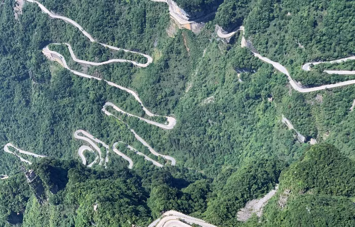 99 khúc cua nổi tiếng ở Trương Gia Giới.