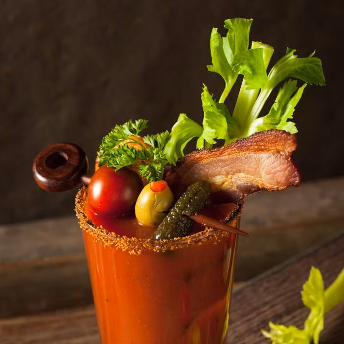 Cocktail Bloody Caesar có mùi khá nặng. Chính vì vậy, du khách chỉ nên nhấp một ngụm nhỏ để quen dần với hương vị này.