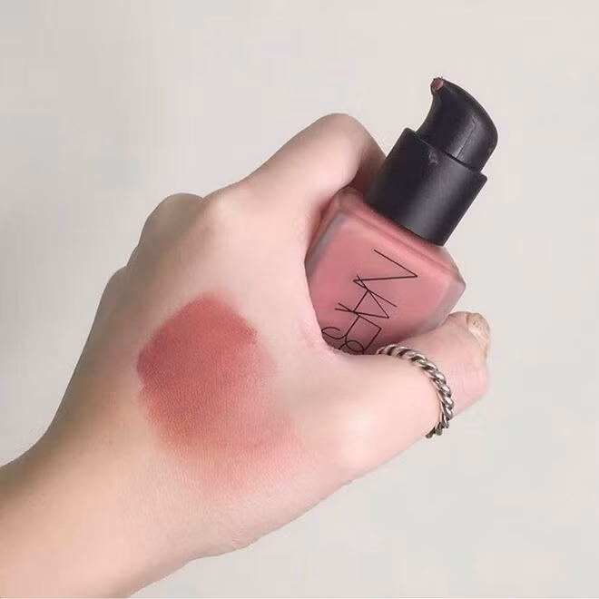 Mốt bây giờ là phải xài má hồng dạng kem và đây là 4 sản phẩm đang được tín đồ làm đẹp mê mẩn nhất - Ảnh 4.