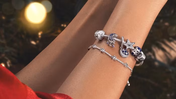 “To the moon and back”- tinh tú giữa bầu trời đêm cùng Pandora