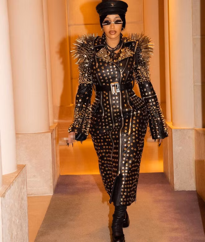 Nhìn lại thời trang của Cardi B ở Paris Fashion Week năm nay ảnh 18