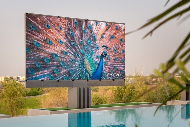 Chiêm ngưỡng mẫu TV MicroLED ngoài trời dạng gập đầu tiên trên thế giới