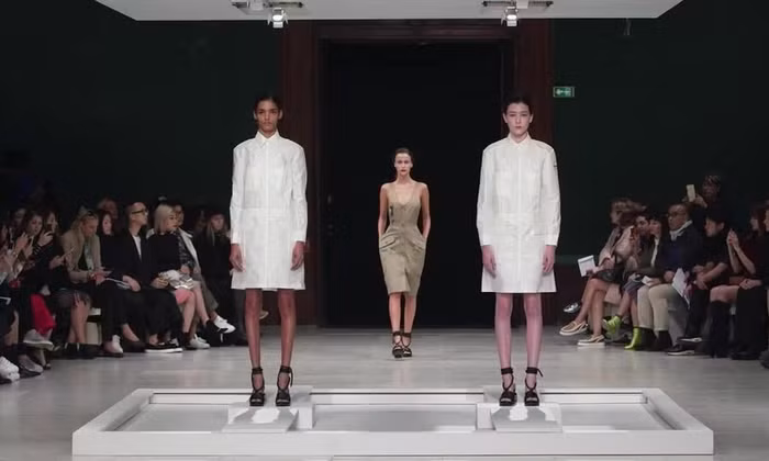 Hussein Chalayan Xuân Hè 2016 (video: Dezeen)